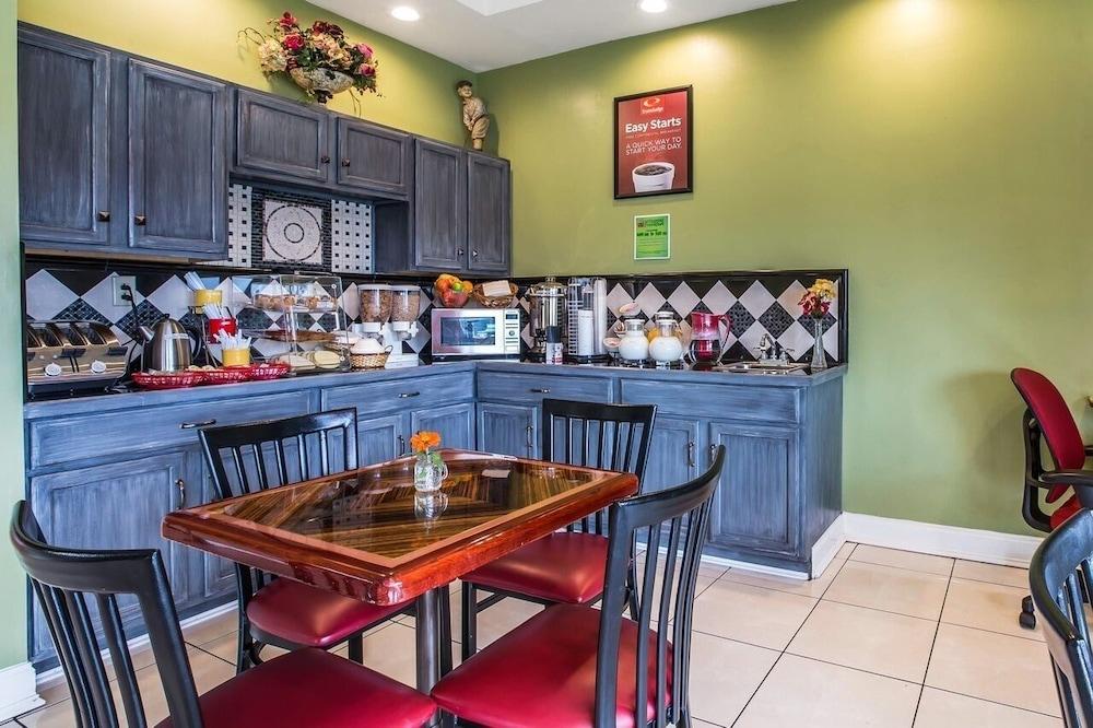 אוגוסטה Zainee Inc Budgetel Inn And Suites מראה חיצוני תמונה